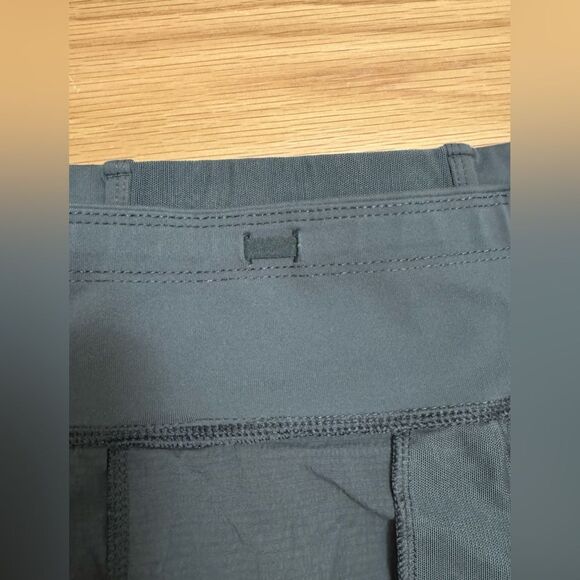 Athleta Trekker North Short Olive Green Size 6 Zipper Pockets, Stretch Waistband - Picture 9 of 11